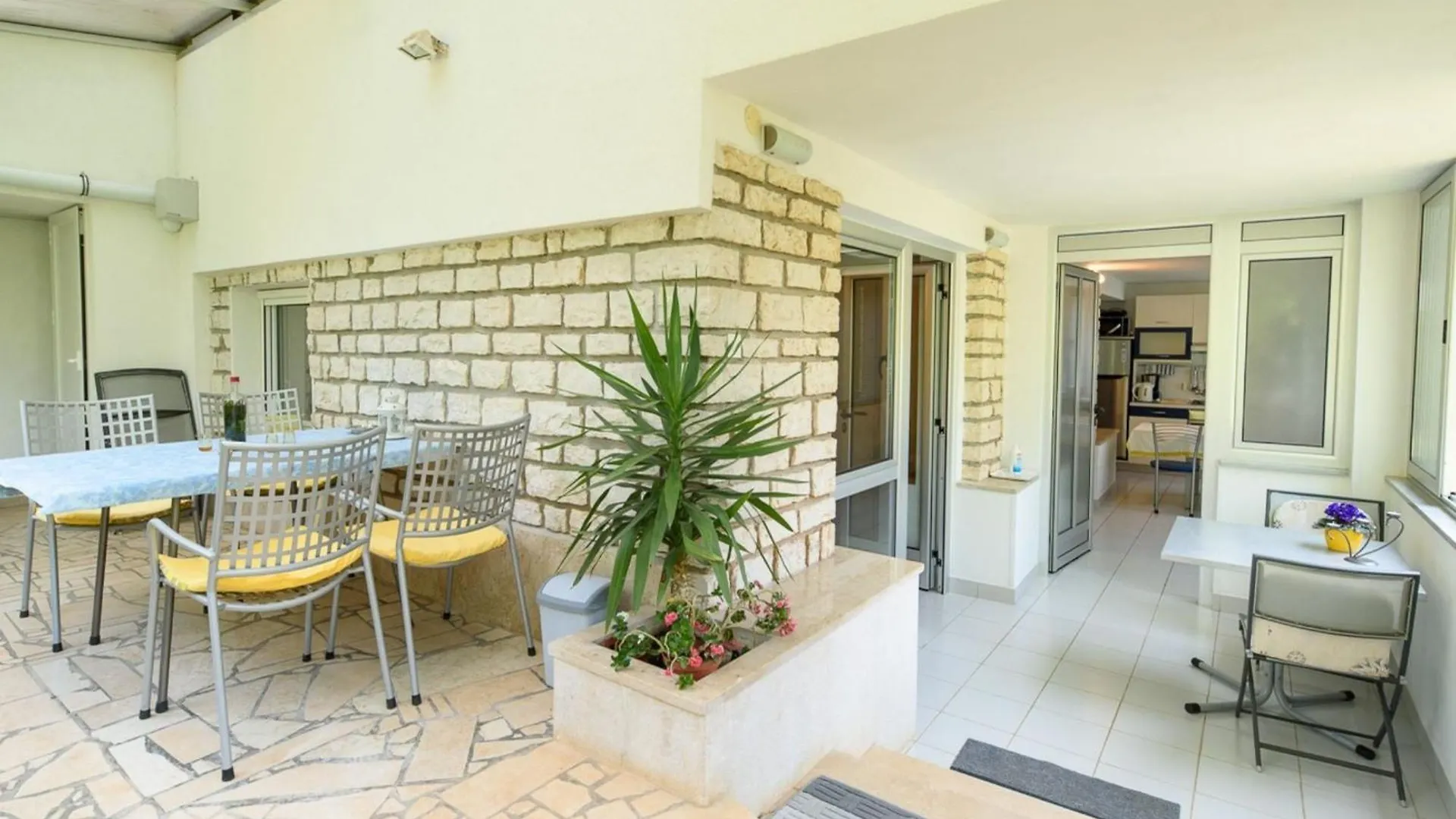 Sunny Street Apartments 2 روفينج