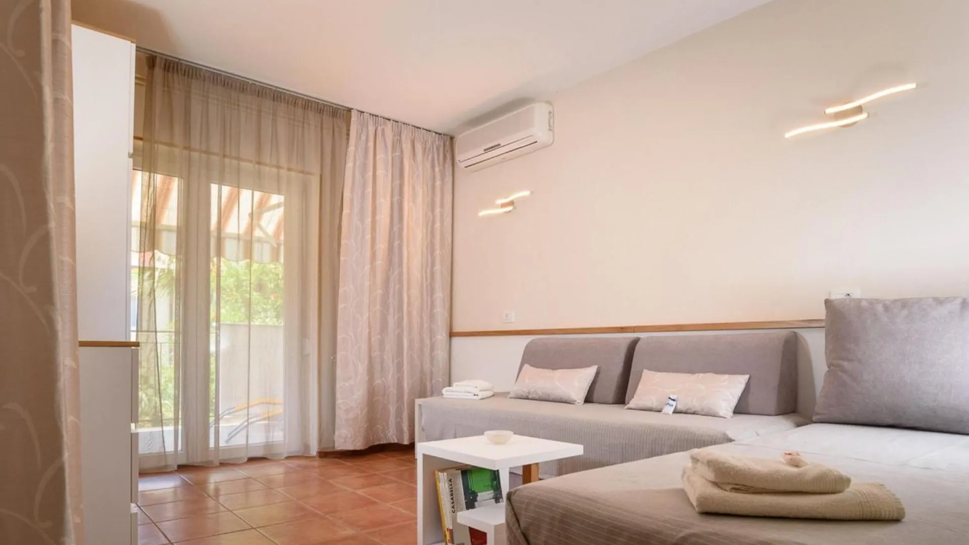Sunny Street Apartments 2 روفينج