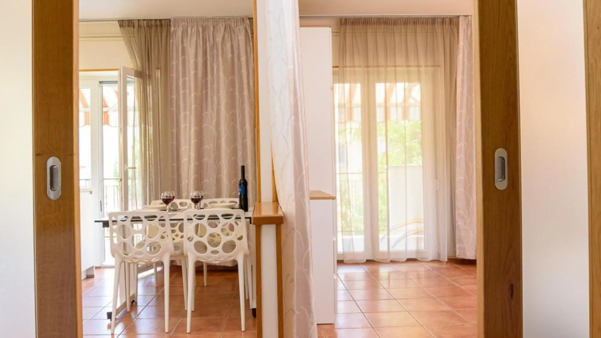 Sunny Street Apartments 2 روفينج