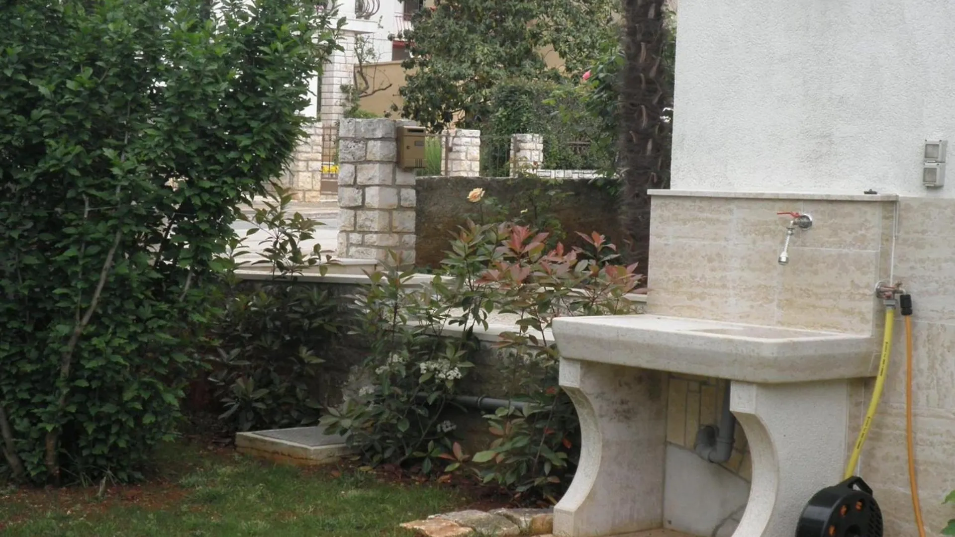 Sunny Street Apartments 2 روفينج