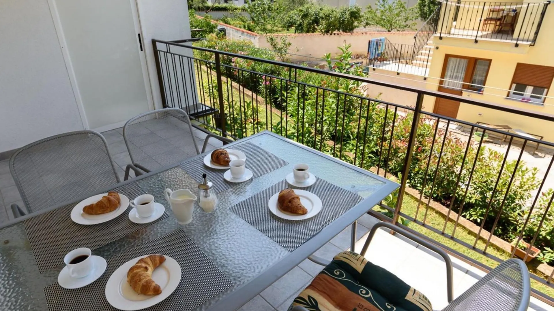 Sunny Street Apartments 2 روفينج